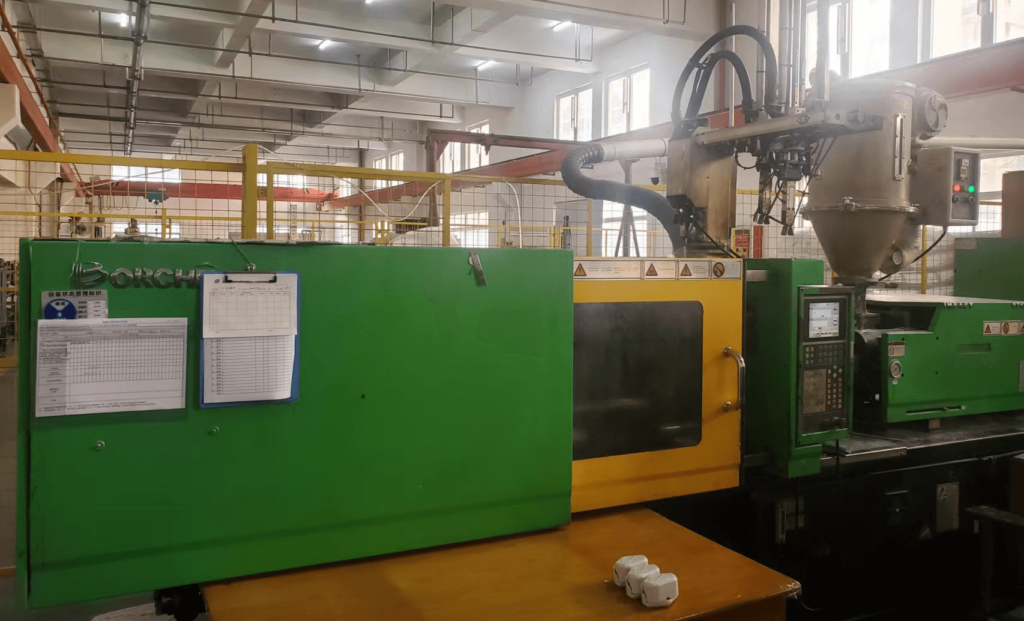 Plastic injection molding machine